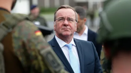 Ministrul apărării german discută despre securitatea națională și restricțiile de acces.