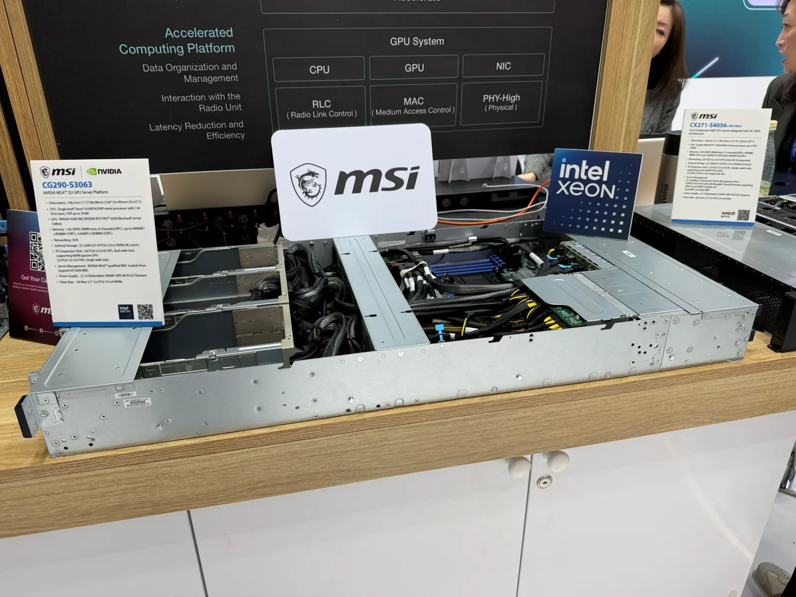 Echipamente tehnologice expuse la un târg de inovație în telecomunicații.