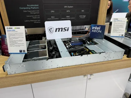 Echipamente tehnologice expuse la un târg de inovație în telecomunicații.