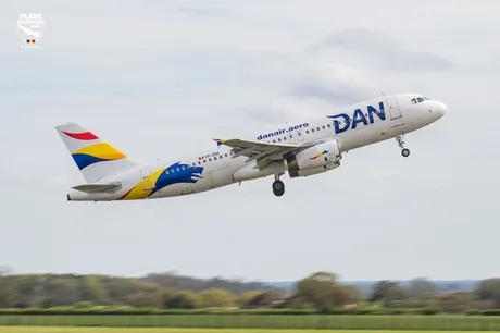 Avion Dan Air decolând pe un fundal verde, simbolizând expansiunea zborurilor internaționale.