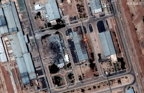 Vedere aeriană a unei instalații nucleare din Iran, cu structuri distruse.