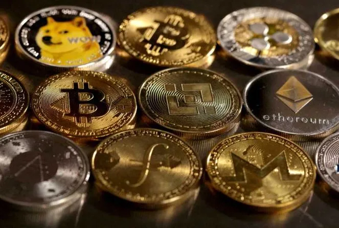 Monede criptografice diverse, simbolizând reglementările recente din Polonia.