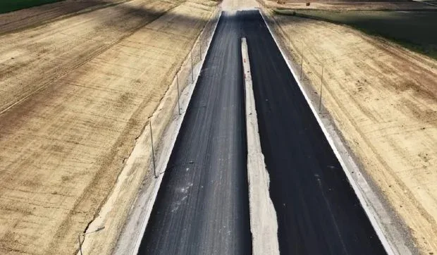 Lucrări avansate la autostrada A7, cu teren pregătit pentru asfaltare.