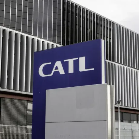 Logo CATL pe un fundal modern, simbolizând inovația în baterii electrice.