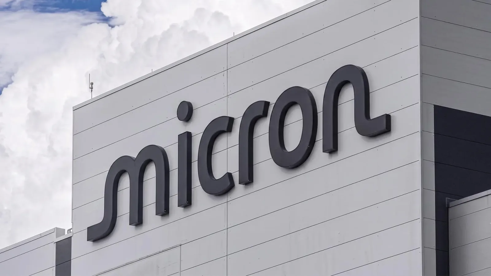 Logo-ul companiei Micron pe clădirea birourilor sale.