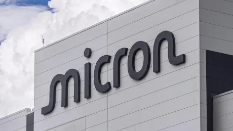 Logo-ul companiei Micron pe clădirea birourilor sale.
