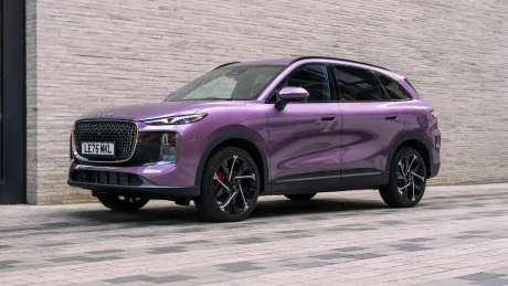 SUV hibrid Chery Omoda pe un fundal modern.