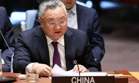 Fu Cong discutând despre situația din Gaza la ONU.