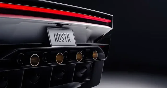 Detaliu al spatelui unui Roadster Tesla cu design futurist și elemente de tehnologie avansată.