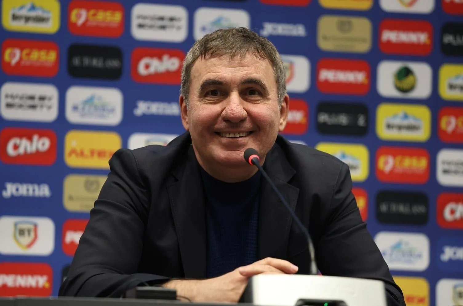 Gheorghe Hagi zâmbește la o conferință de presă înainte de meciul România – Țara Galilor.