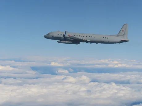Avion Il-20 zburând deasupra norilor, în spațiul aerian internațional.