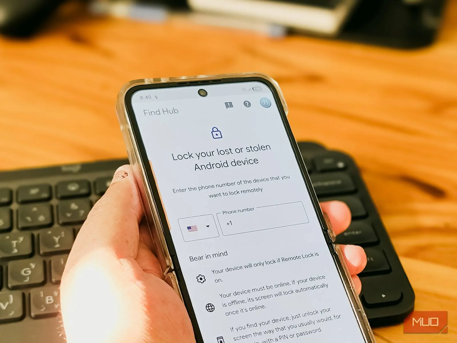 Un telefon Android cu opțiunea de blocare activată pe un birou.