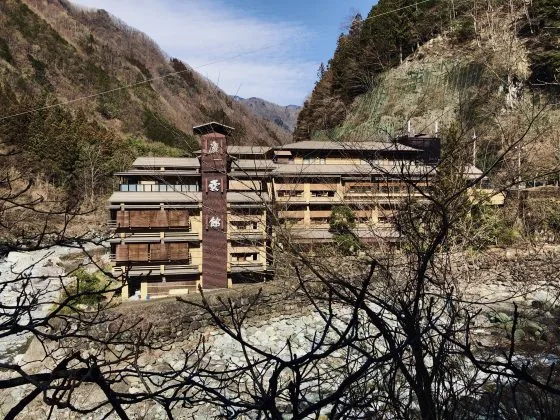 Hanul Keiunkan, o bijuterie istorică din Japonia, cu izvoare termale.