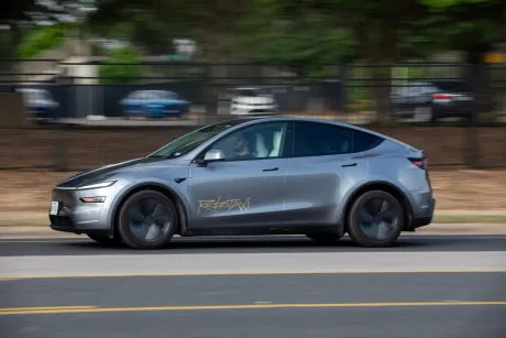 Un SUV Tesla Model Y circulând pe o stradă din Florida.