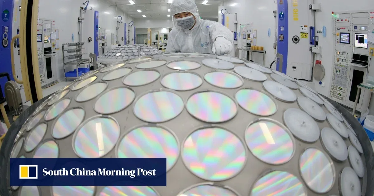Un tehnician lucrează într-o fabrică de cipuri LED din China.
