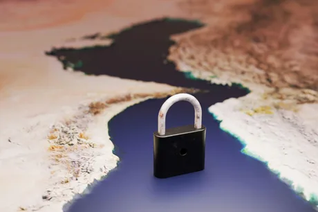 Un lacăt simbolizează securitatea tranzitului prin Strâmtoarea Ormuz.