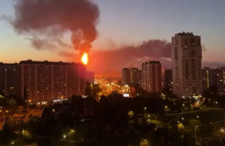 Incendiu puternic la rafinăria din Moscova după atacul cu drone.