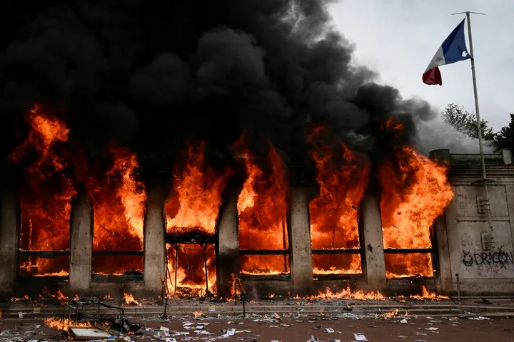 Clădire în flăcări în timpul protestelor din Franța.
