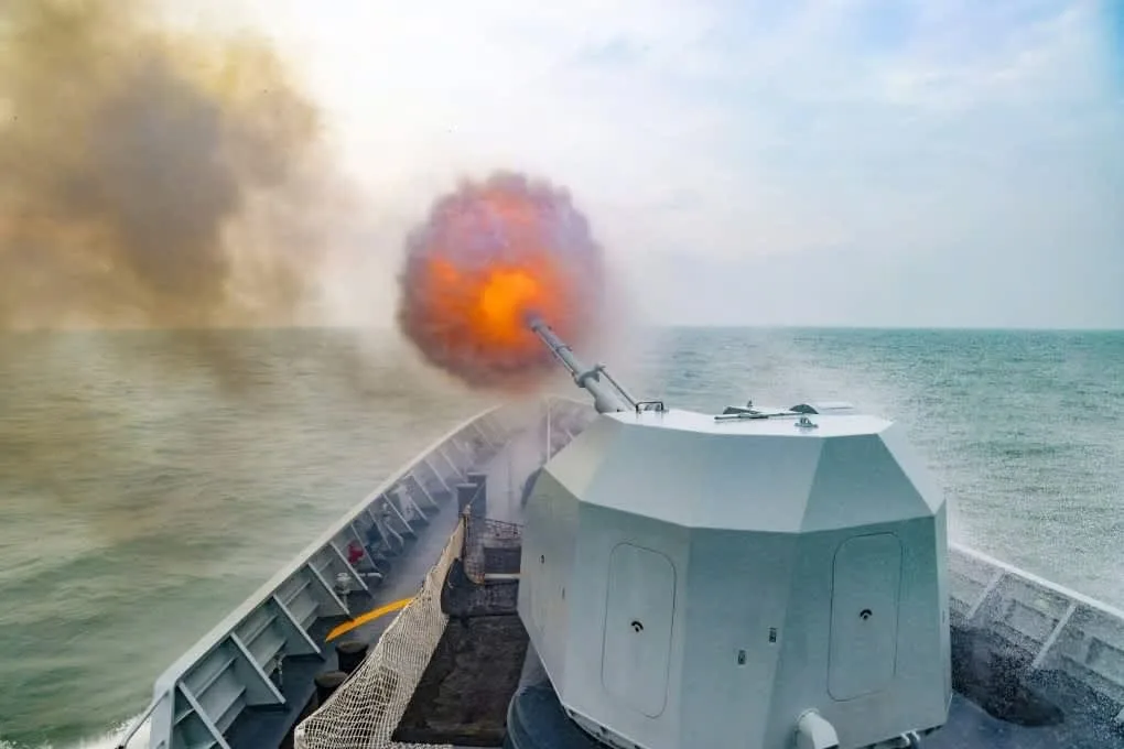 Testare a unei rachete hipersonice dintr-un tun naval pe mare.