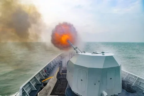 Testare a unei rachete hipersonice dintr-un tun naval pe mare.