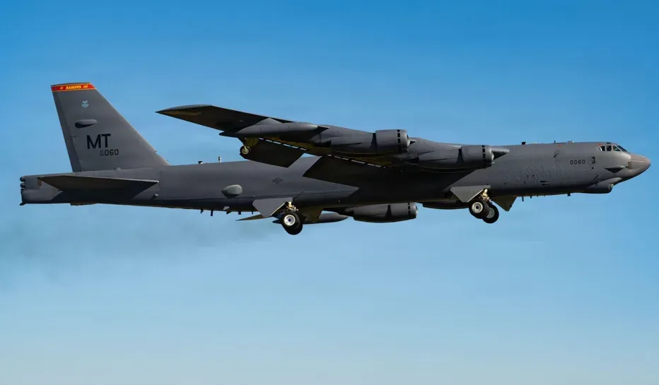 Avion militar KC-135 în zbor, simbol al forțelor aeriene SUA.