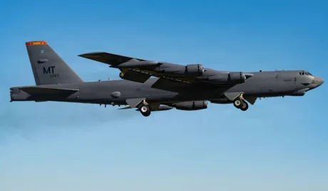 Avion militar KC-135 în zbor, simbol al forțelor aeriene SUA.