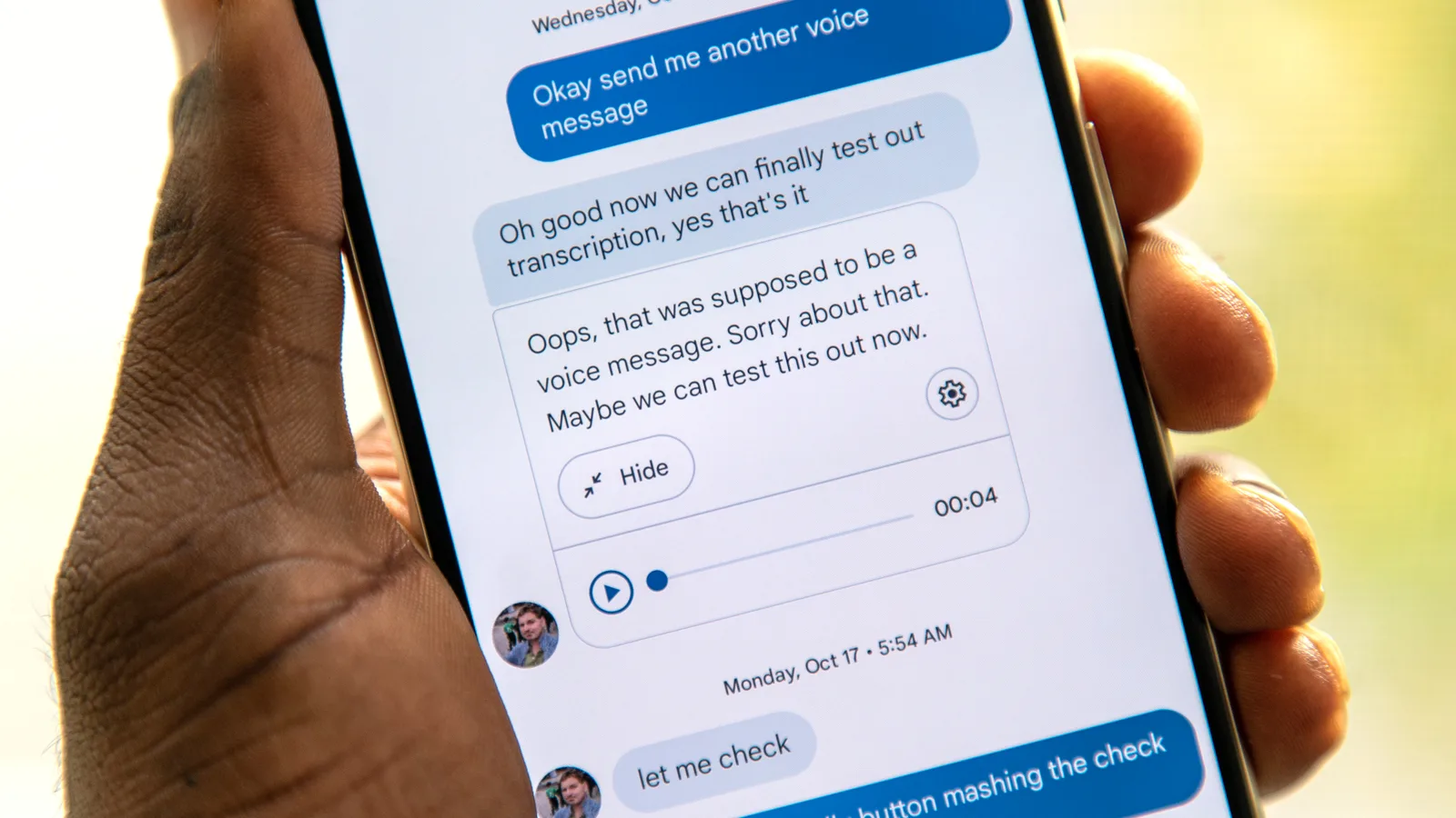 Utilizator care trimite mesaje prin Google Messages pe un telefon mobil.