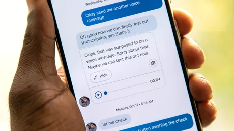 Utilizator care trimite mesaje prin Google Messages pe un telefon mobil.