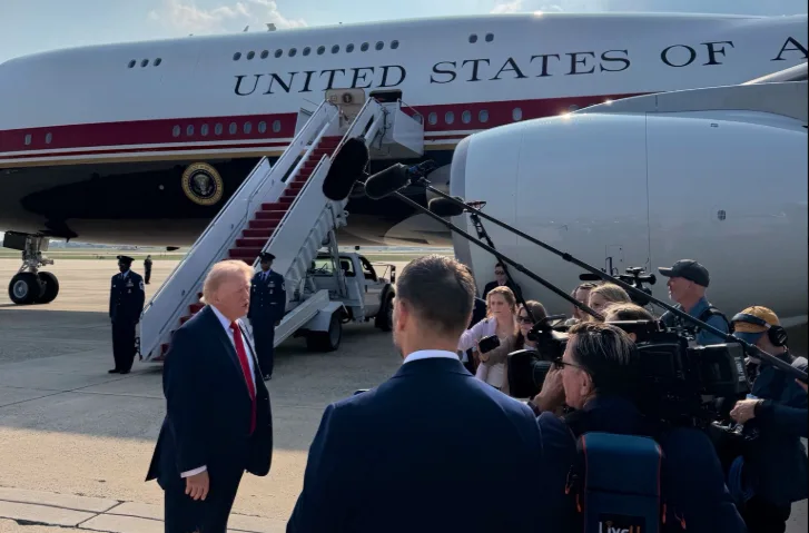 Jurnaliștii discută despre securitatea noului Air Force One în fața presei.