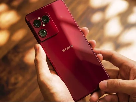 Un smartphone roșu cu un design pătrat pentru camera principală.