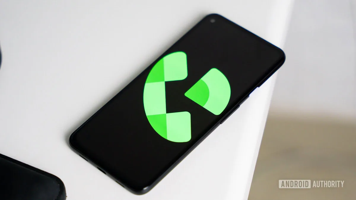 Logo Google Voice pe un telefon mobil, simbolizând noi funcții de transcriere.