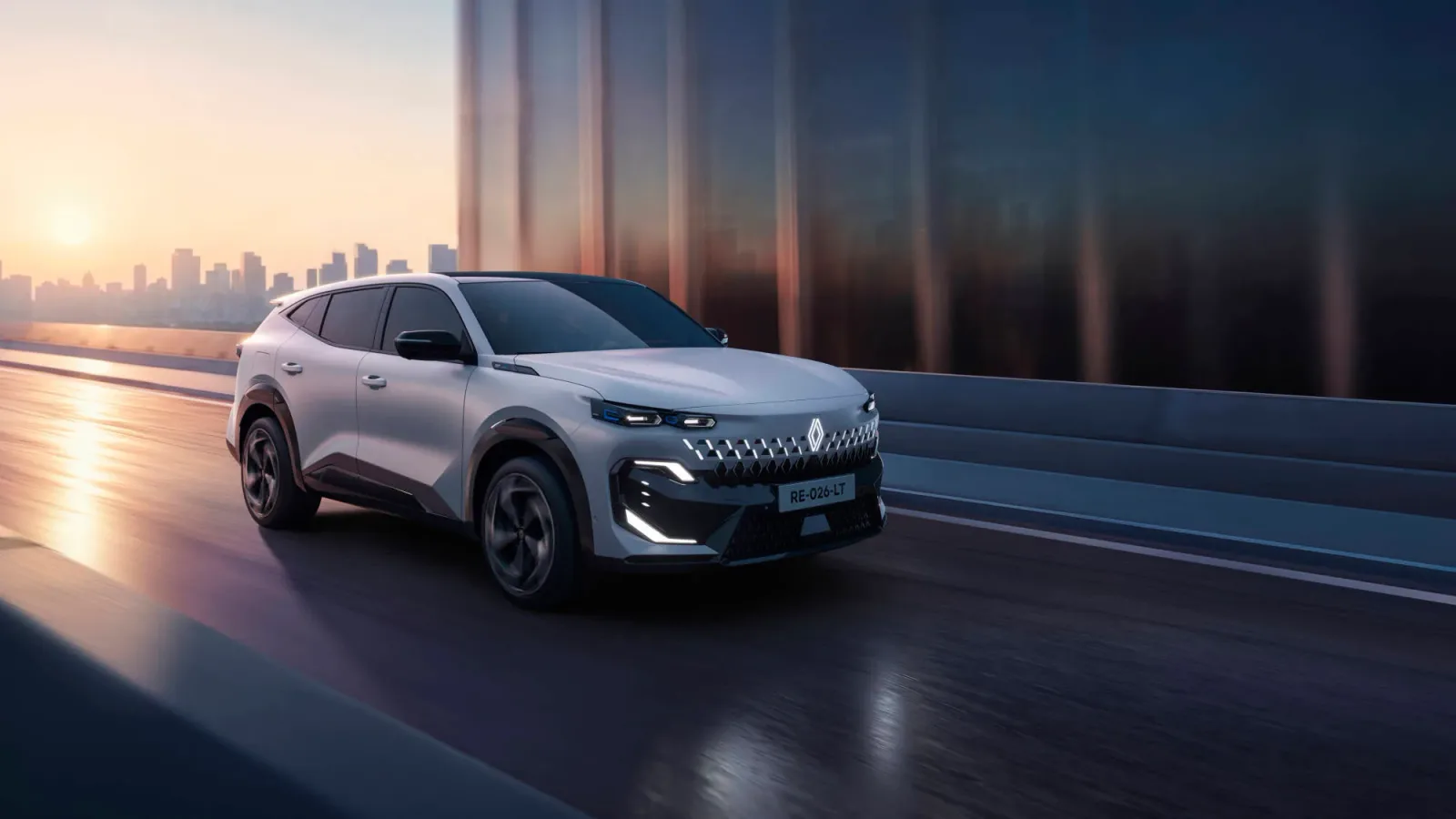 Crossover-ul Renault Filante pe un drum urban modern, sub lumina apusului.