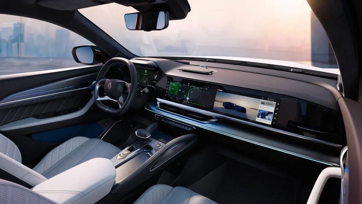 Interiorul modern al Renault Filante cu ecrane multiple