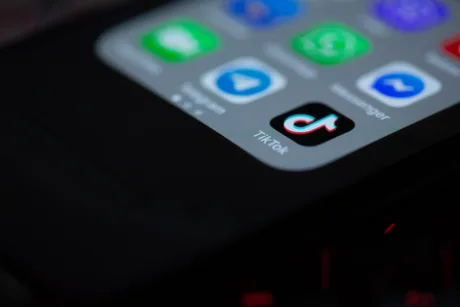 Aplicația TikTok pe un telefon mobil, evidențiind iconița distinctivă.