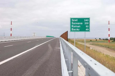 Indicator rutier pe Autostrada Moldovei, direcții către orașe importante.