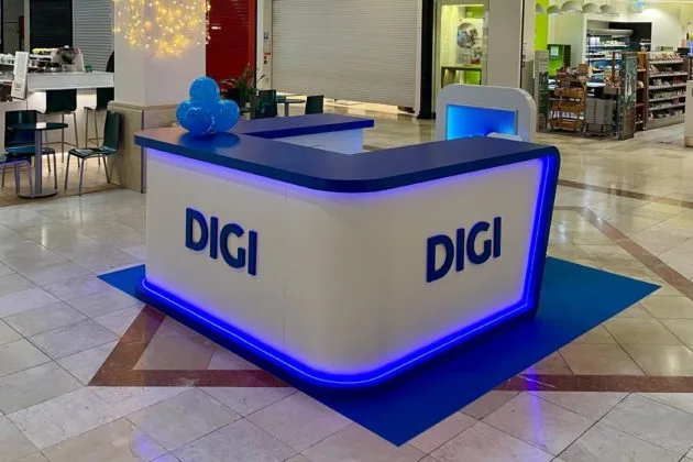 Birou de prezentare Digi în centrul comercial, cu iluminare albastră.