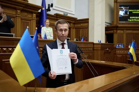 Premierul Serhii Korețkîi prezentând propunerea de mobilizare în Parlamentul Ucrainei.