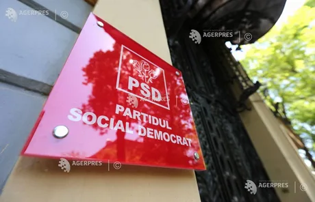 Sigla PSD pe un panou la sediul partidului în România.