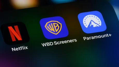 Două viziuni opuse pentru viitorul Warner Bros. și HBO; Netflix separă activele și exclude canalele de cablu, în timp ce Paramount propune achiziția integrală fără garanții solide