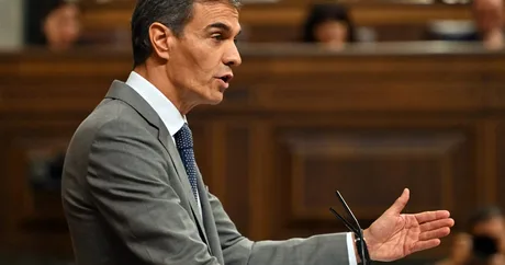 Pedro Sánchez discutând despre criza locuințelor în Parlamentul Spaniei.