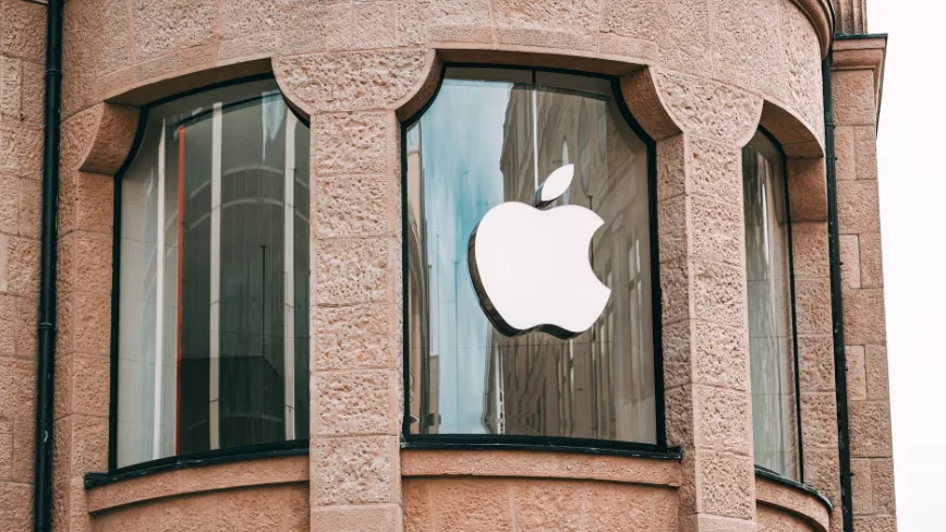 Logo-ul Apple pe o clădire, simbolizând controversa antitrust din India.