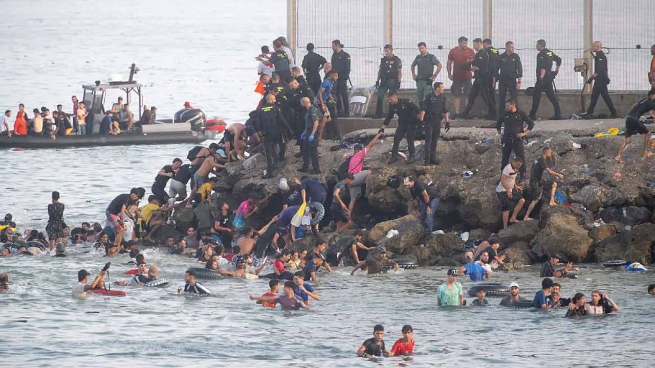 Mii de migranți ajung pe țărmurile din Ceuta, Spania.