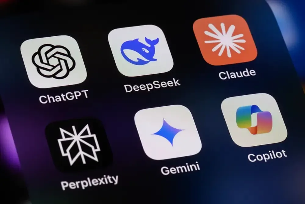 Logo-uri ale unor chatboturi AI populare pe un ecran de telefon.