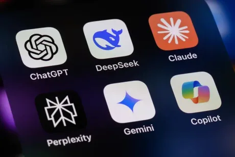 Logo-uri ale unor chatboturi AI populare pe un ecran de telefon.