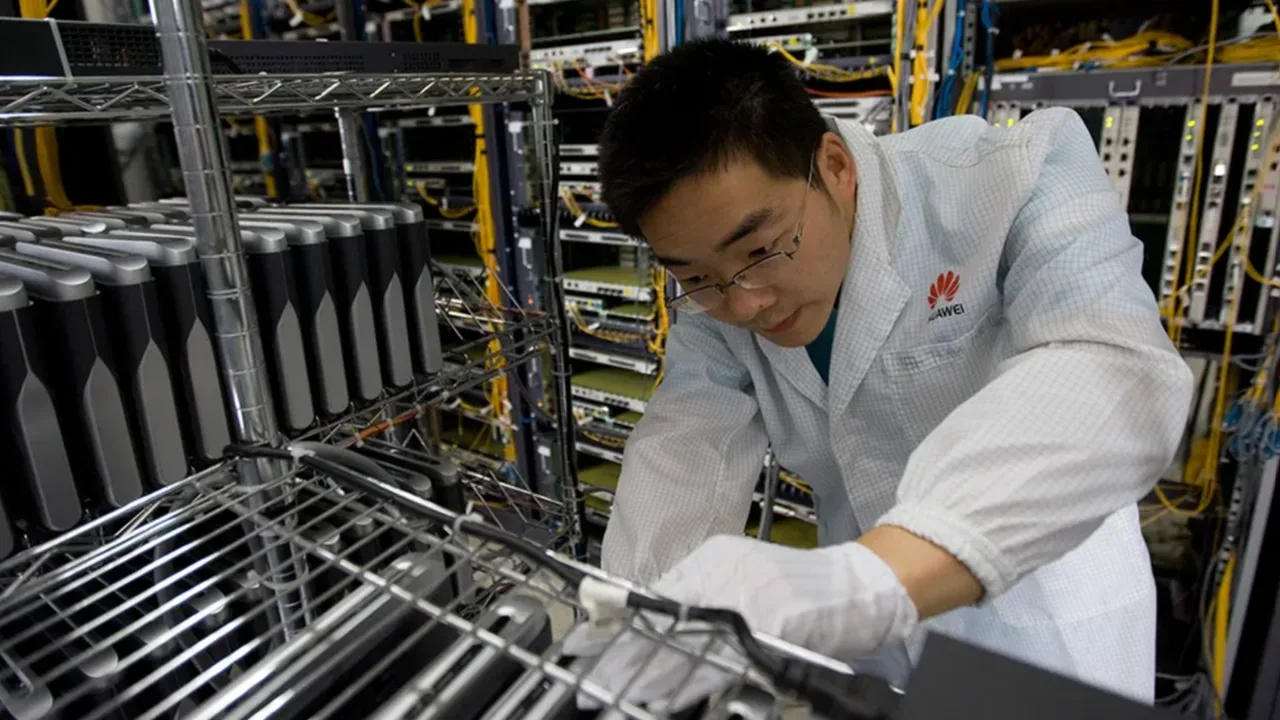 Un tehnician lucrează la un supercomputer în timpul unei conferințe internaționale.