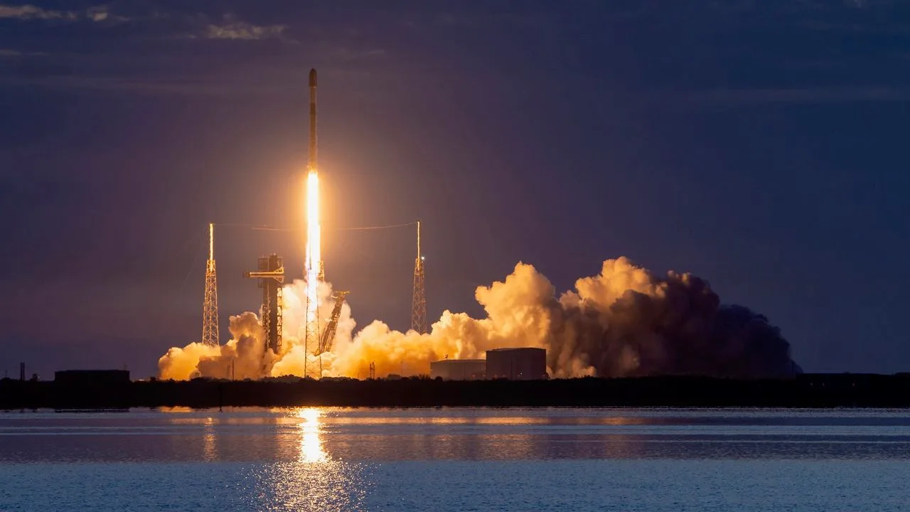 Lansare spectaculoasă a rachetei Falcon 9 de la Cape Canaveral.