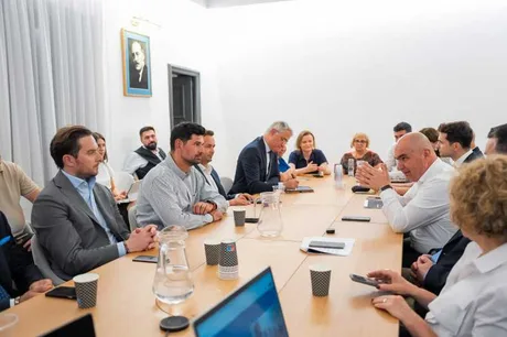 Întâlnire a echipei PNL București pentru discutarea viitorului organizației.