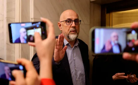 Kelemen Hunor discută despre criza guvernamentală și voturile necesare.