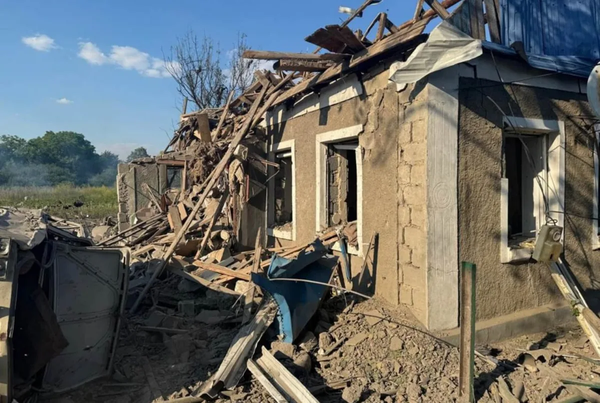 Clădire distrusă în urma atacurilor aeriene din Kramatorsk.