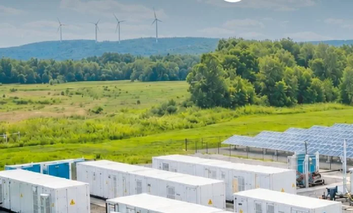 Peisaj cu turbine eoliene și panouri fotovoltaice în România.